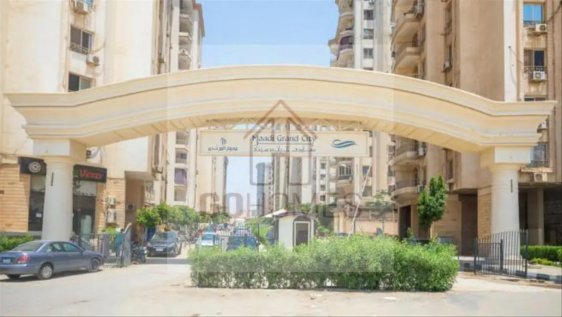شقة بمساحة واسعة مع حديقة خاصة ووسائل راحة متكاملة