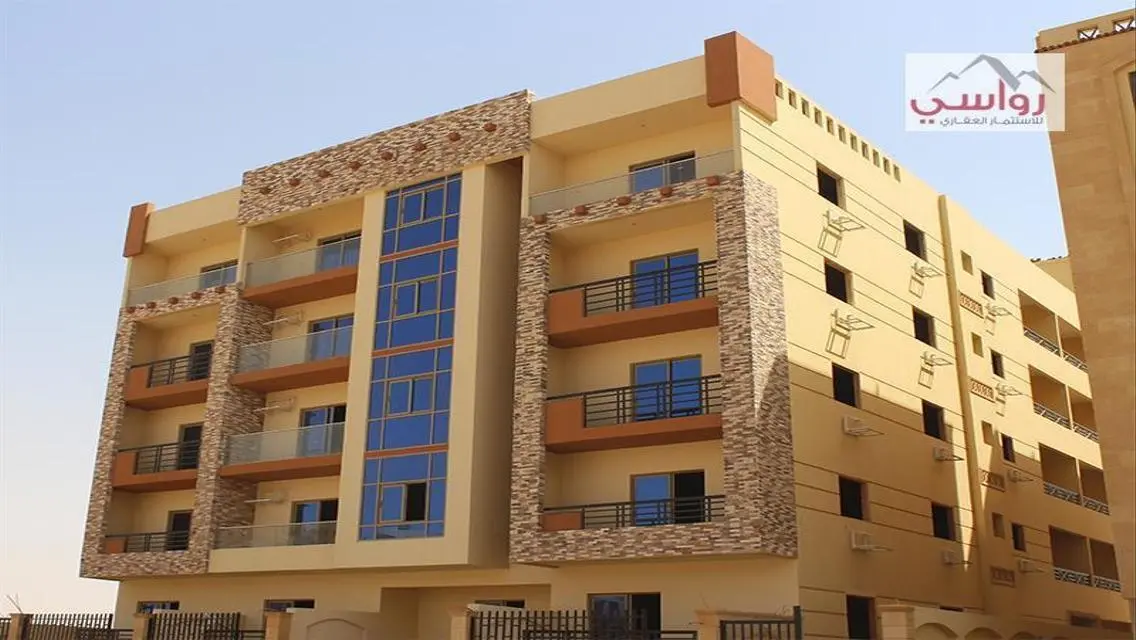 شقة فاخرة للبيع بمساحة واسعة في موقع مميز
