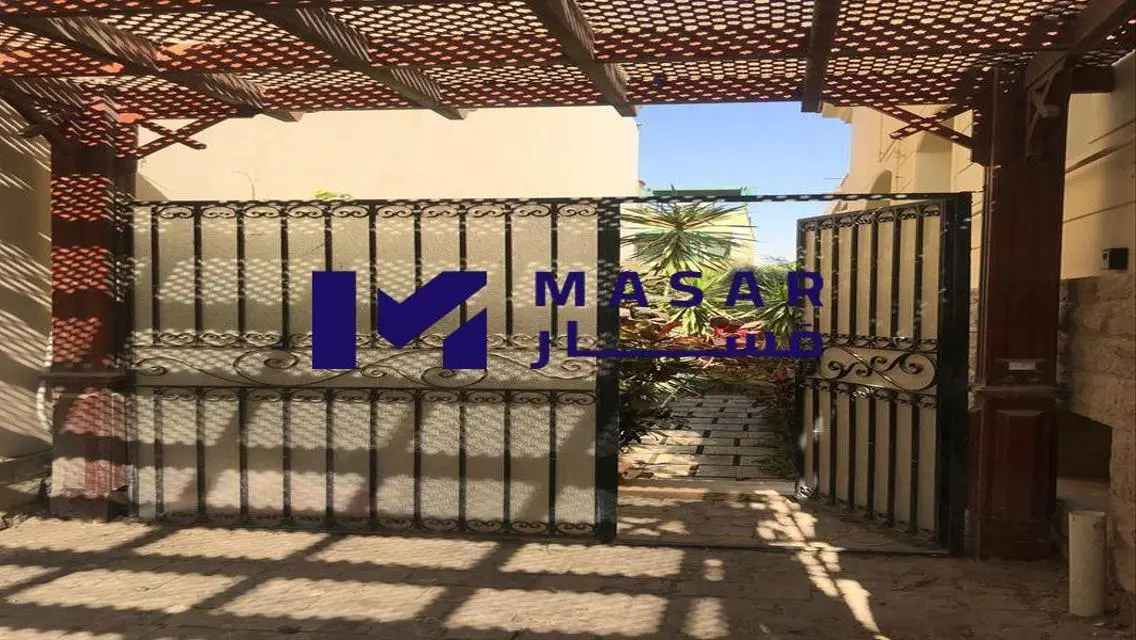 شقة 6 غرف مع حديقة خاصة بمساحة واسعة