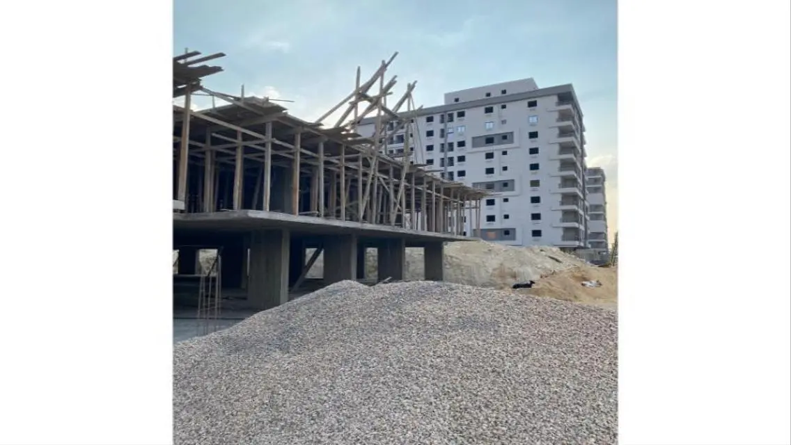شقة فاخرة للبيع بمساحة واسعة في قلب المدينة
