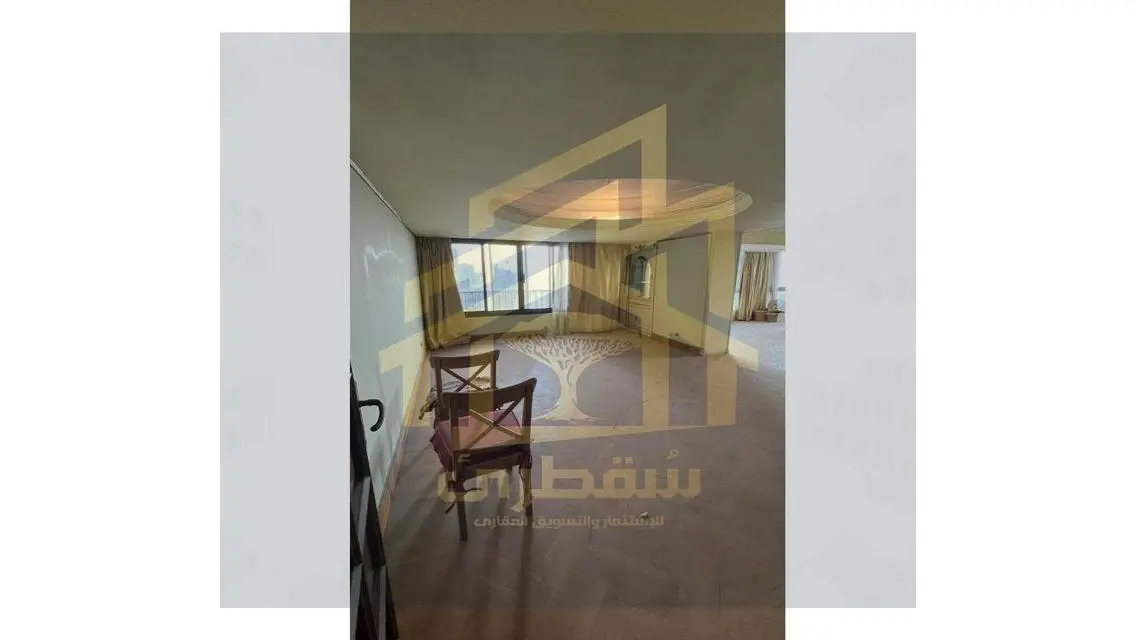 شقة فاخرة للبيع بمساحة واسعة ومرافق كاملة