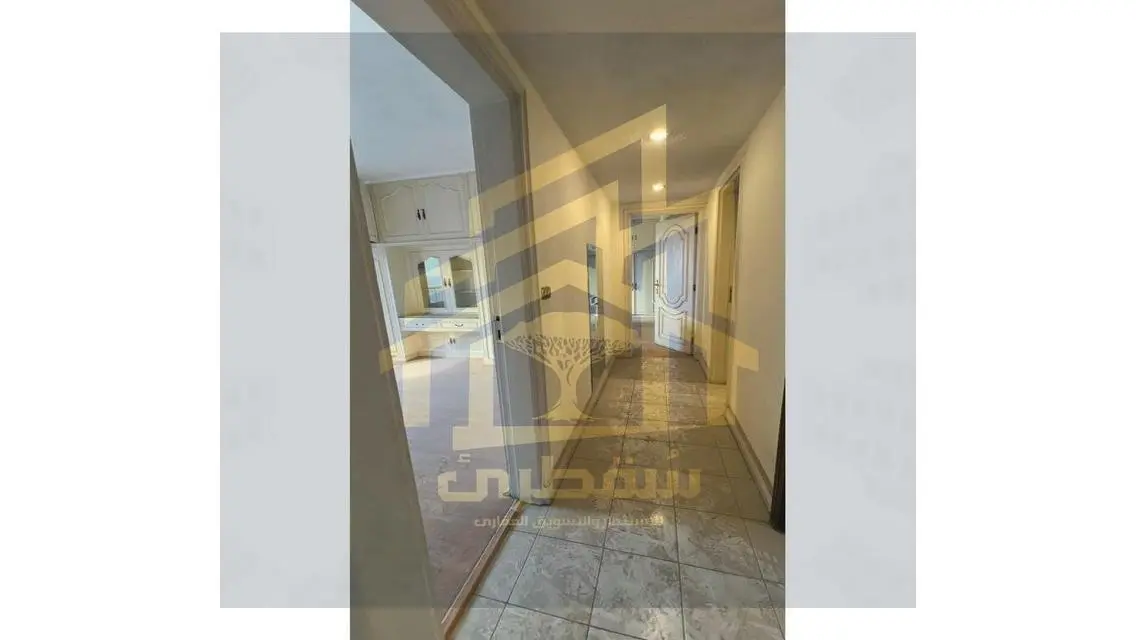 شقة فاخرة للبيع بمساحة واسعة ومرافق كاملة