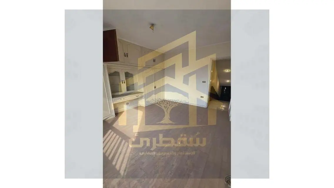 شقة فاخرة للبيع بمساحة واسعة ومرافق كاملة
