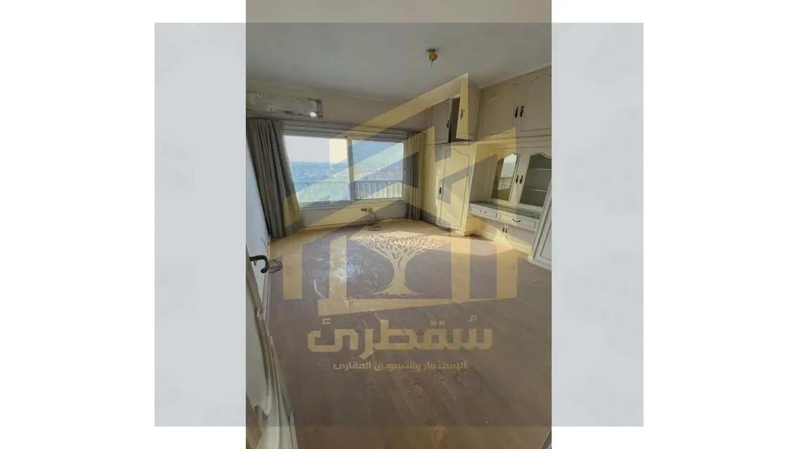 شقة فاخرة للبيع بمساحة واسعة ومرافق كاملة
