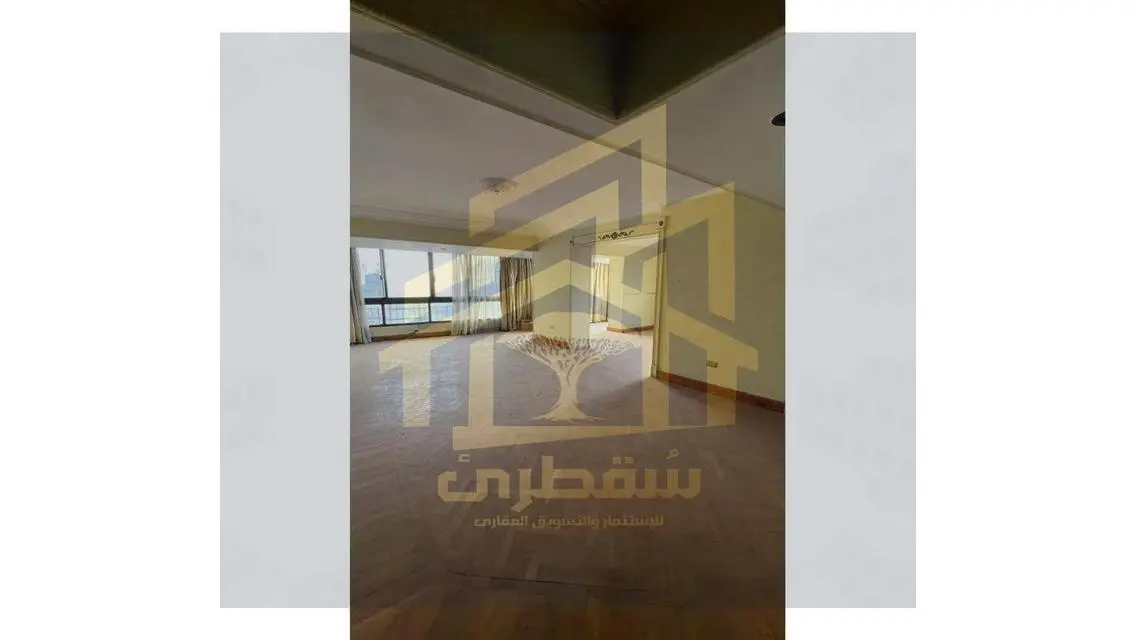 شقة فاخرة للبيع بمساحة واسعة ومرافق كاملة