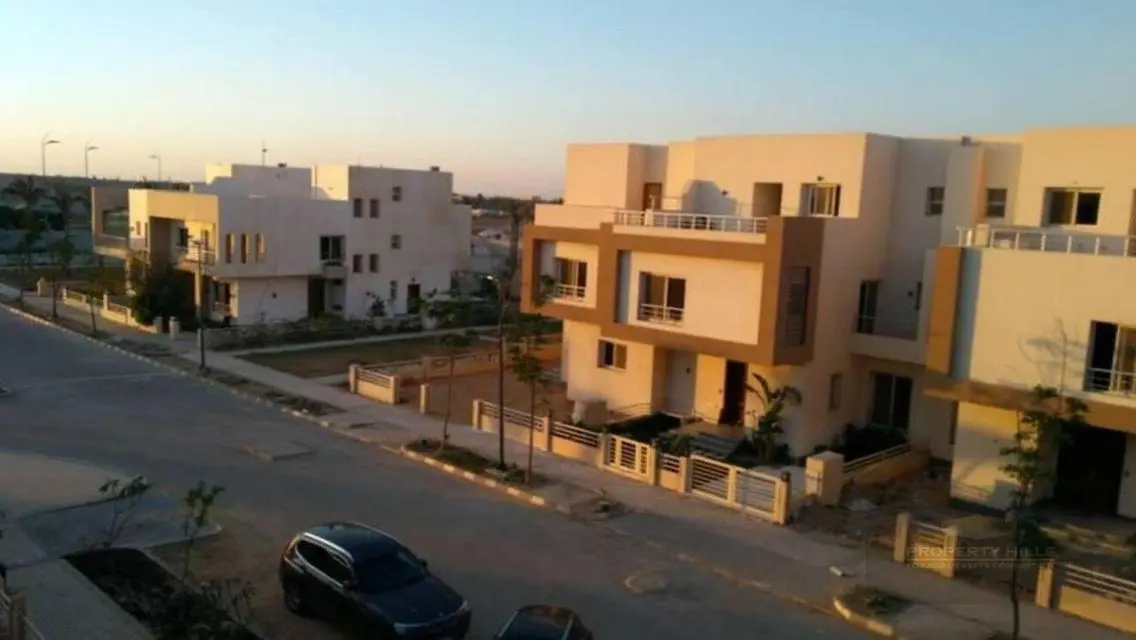 منزل فاخر بمساحة واسعة في موقع متميز