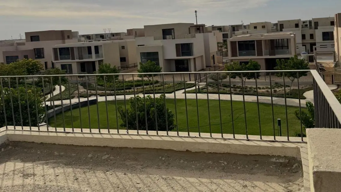 عقار فخم بمساحة واسعة وإطلالة رائعة