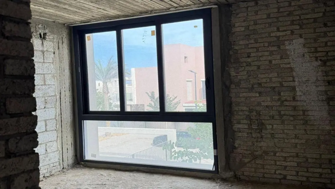 عقار فخم بمساحة واسعة وإطلالة رائعة
