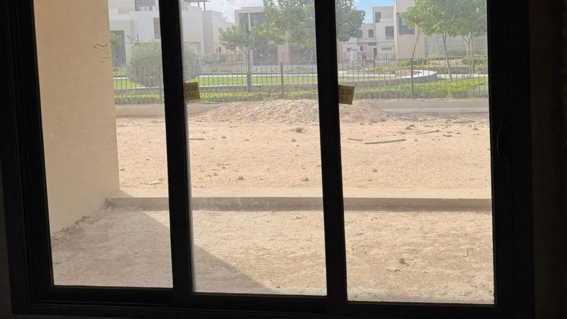 عقار فخم بمساحة واسعة وإطلالة رائعة