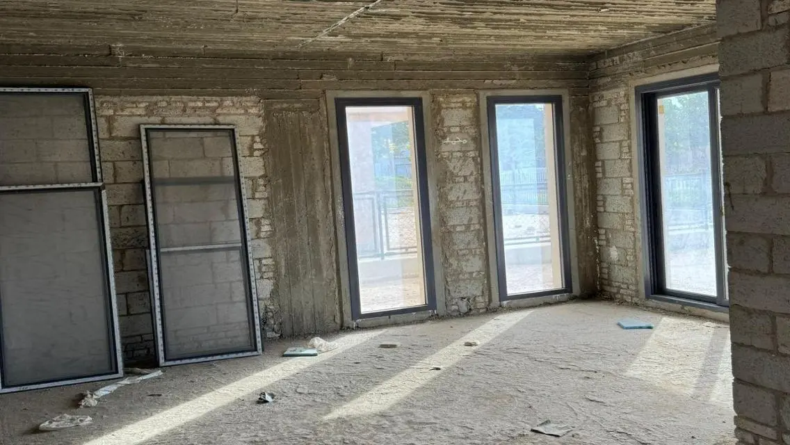 عقار فخم بمساحة واسعة وإطلالة رائعة