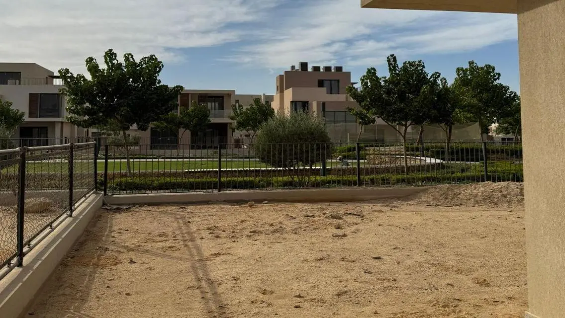 عقار فخم بمساحة واسعة وإطلالة رائعة