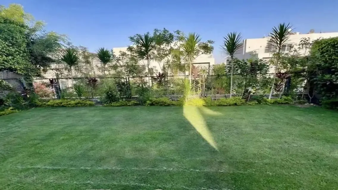 شقة فاخرة مع حديقة خاصة في موقع مميز