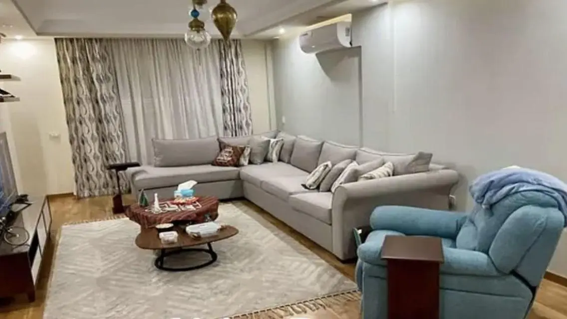 شقة فاخرة مع حديقة خاصة في موقع مميز