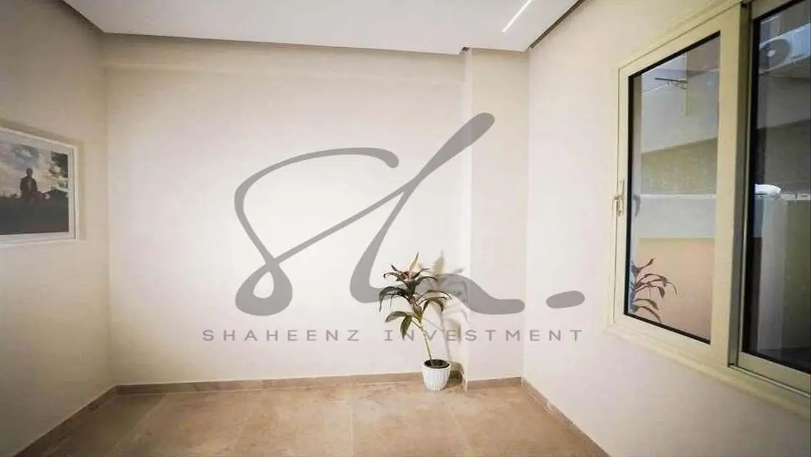 Stunning Apartment with Private Garden and Pool in Patio 5