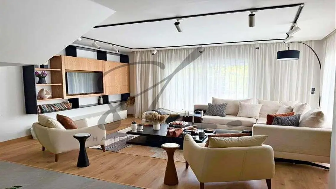 Stunning Apartment with Private Garden and Pool in Patio 5