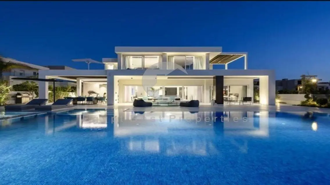Luxurious Villa with Spacious Layout and Private Pool