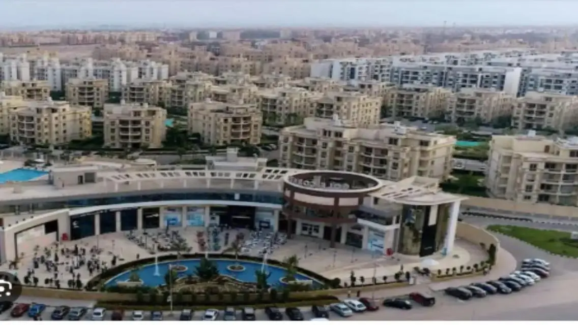 شقة رائعة بـ 10 غرف تطل على معلم رئيسي