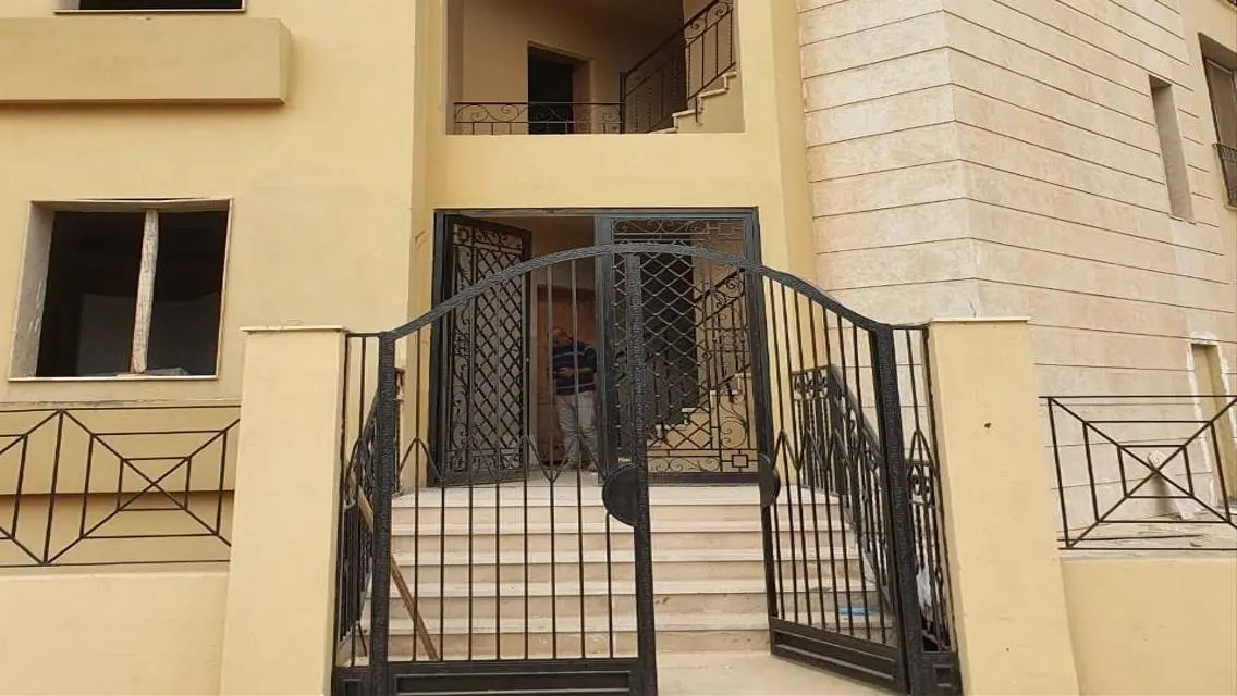 شقة فاخرة مطلة على بحيرة مع شرفة