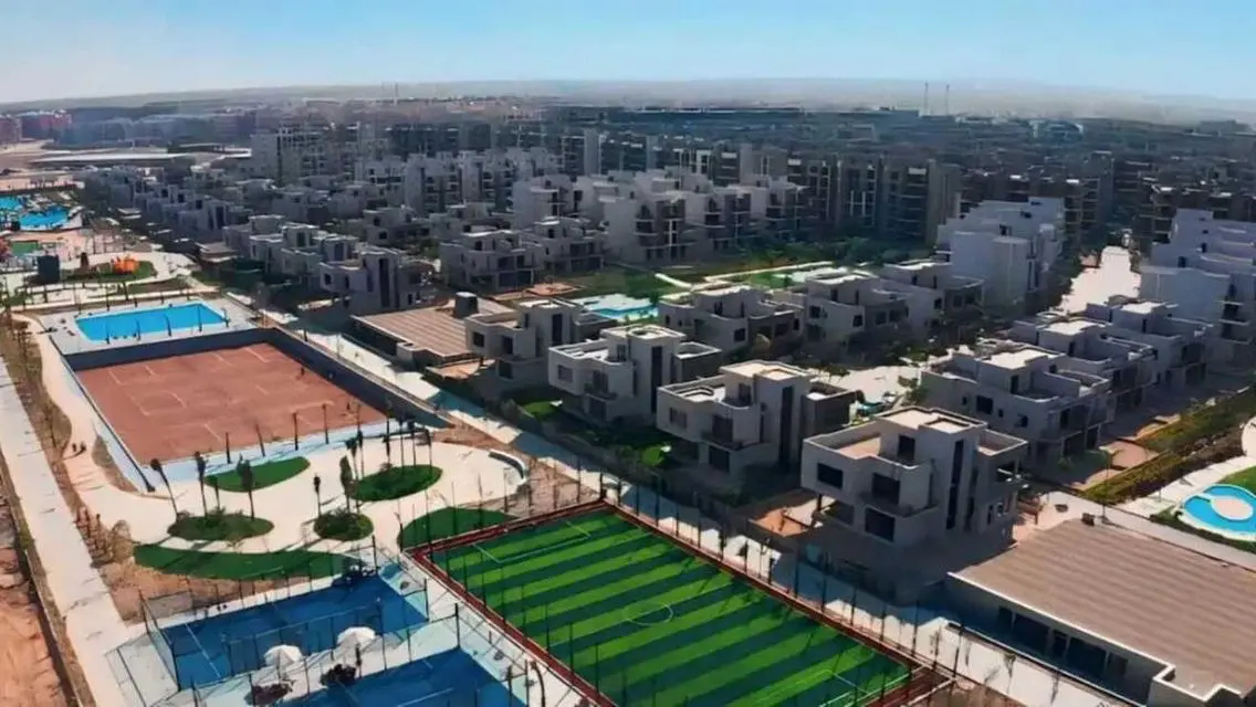 شقة فاخرة للبيع مع حديقة خاصة ومسبح مشترك في قلب المدينة