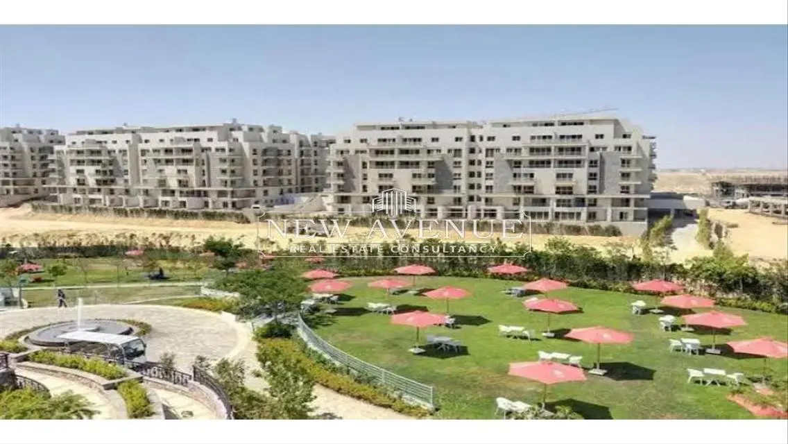 شقة فاخرة للبيع مع شرفة وحديقة خاصة