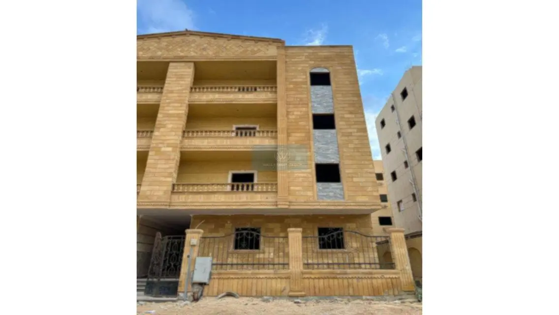 شقة فاخرة بمساحة واسعة وشرفة