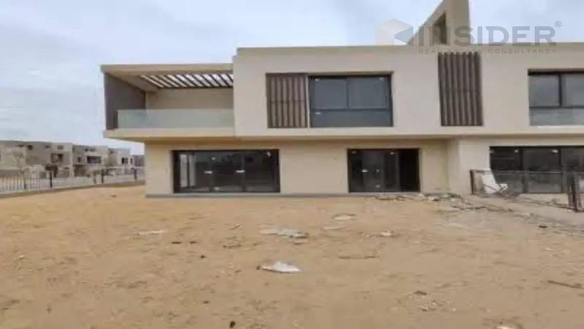 فيلا فاخرة بمساحة واسعة في قلب المدينة