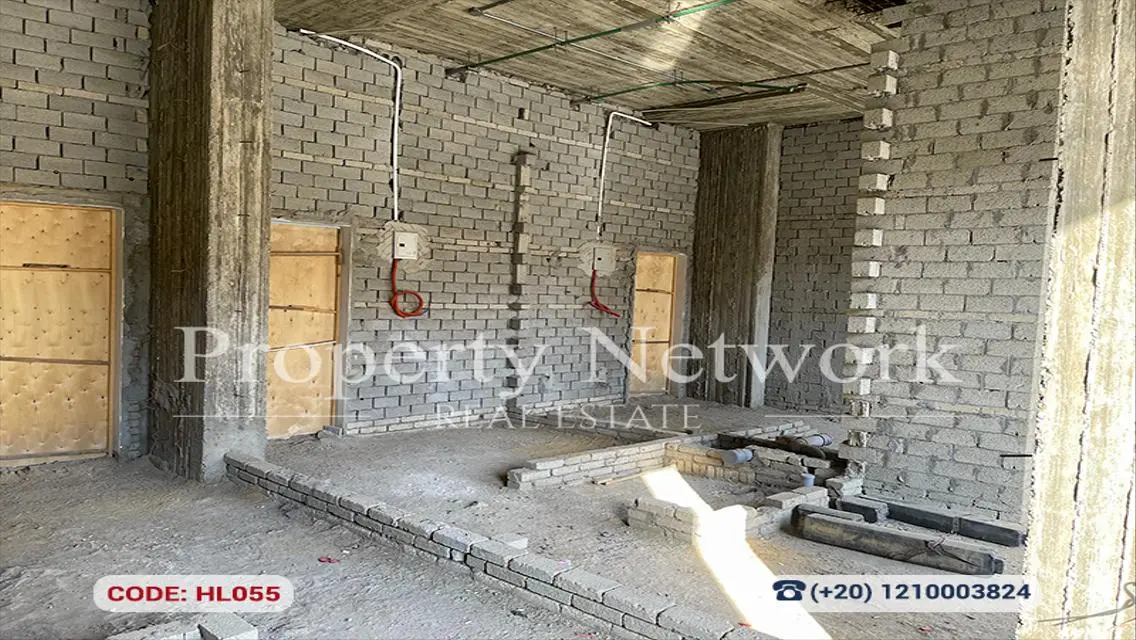 -76- شقة للبيع بمساحة 385 متر مع موقف مغطى