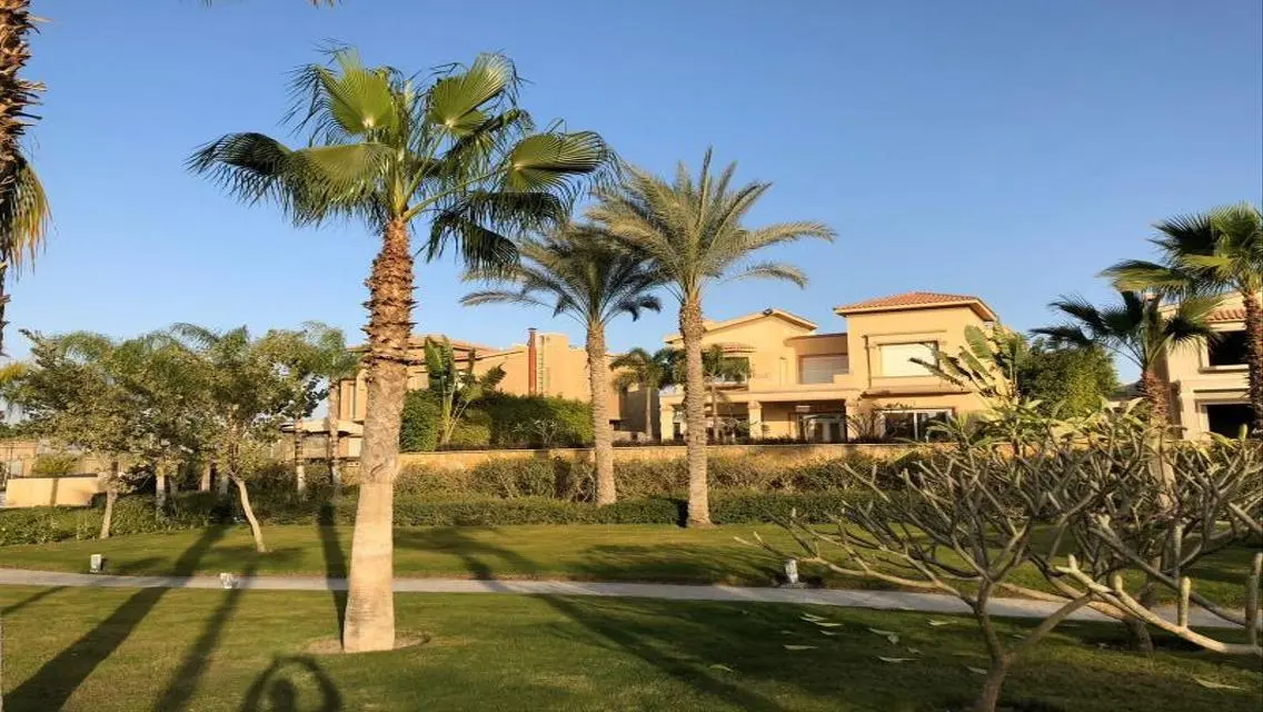 شقة فاخرة بحديقة أمامية في بحيرة السوان الغربية