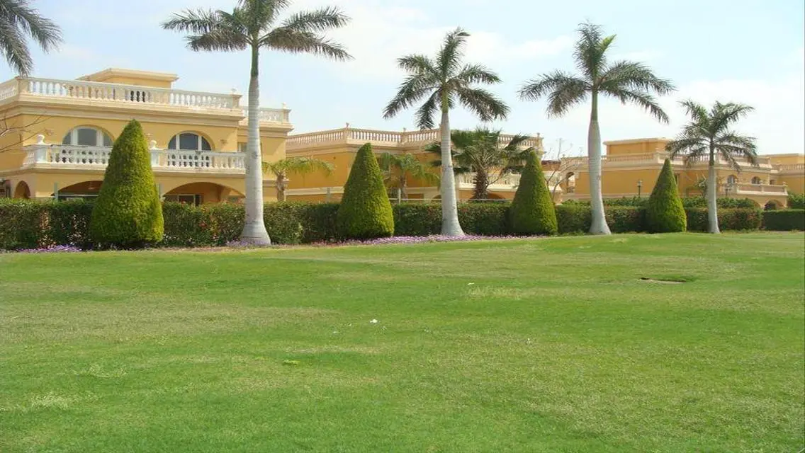 فيلا فاخرة للبيع بمساحة واسعة