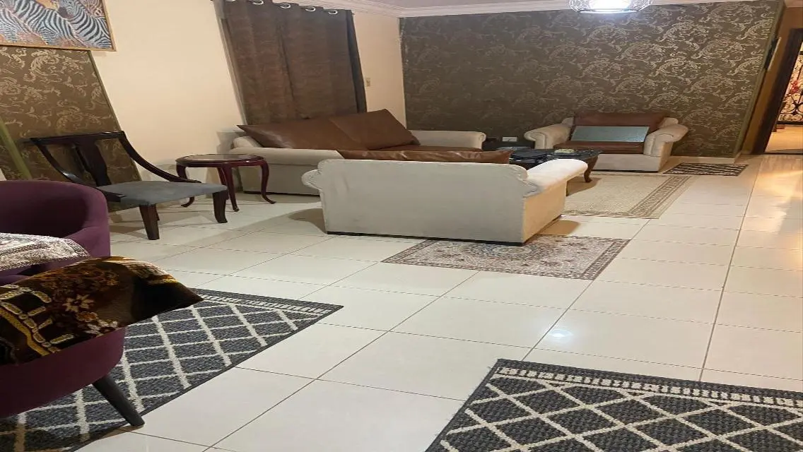 منزل متميز للبيع بتكييف مركزي وشرفة