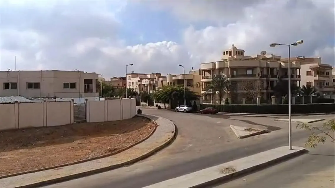 شقة فاخرة للبيع بمساحة واسعة وجميع المرافق