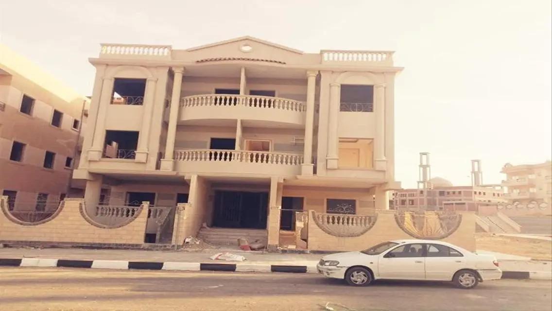 شقة فاخرة للبيع بمساحة واسعة وجميع المرافق