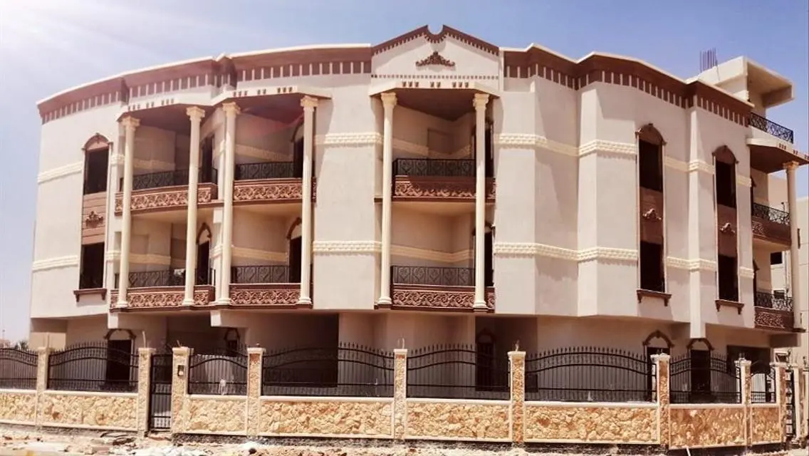 شقة فاخرة للبيع بمساحة واسعة وجميع المرافق