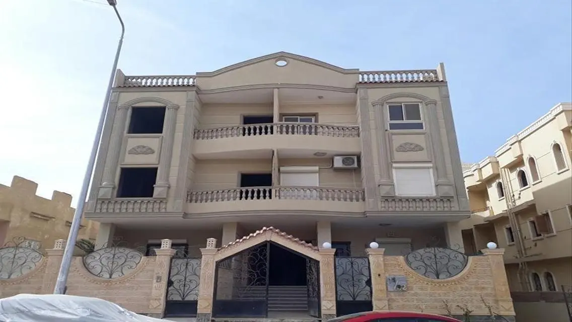 شقة فاخرة للبيع بمساحة واسعة وجميع المرافق