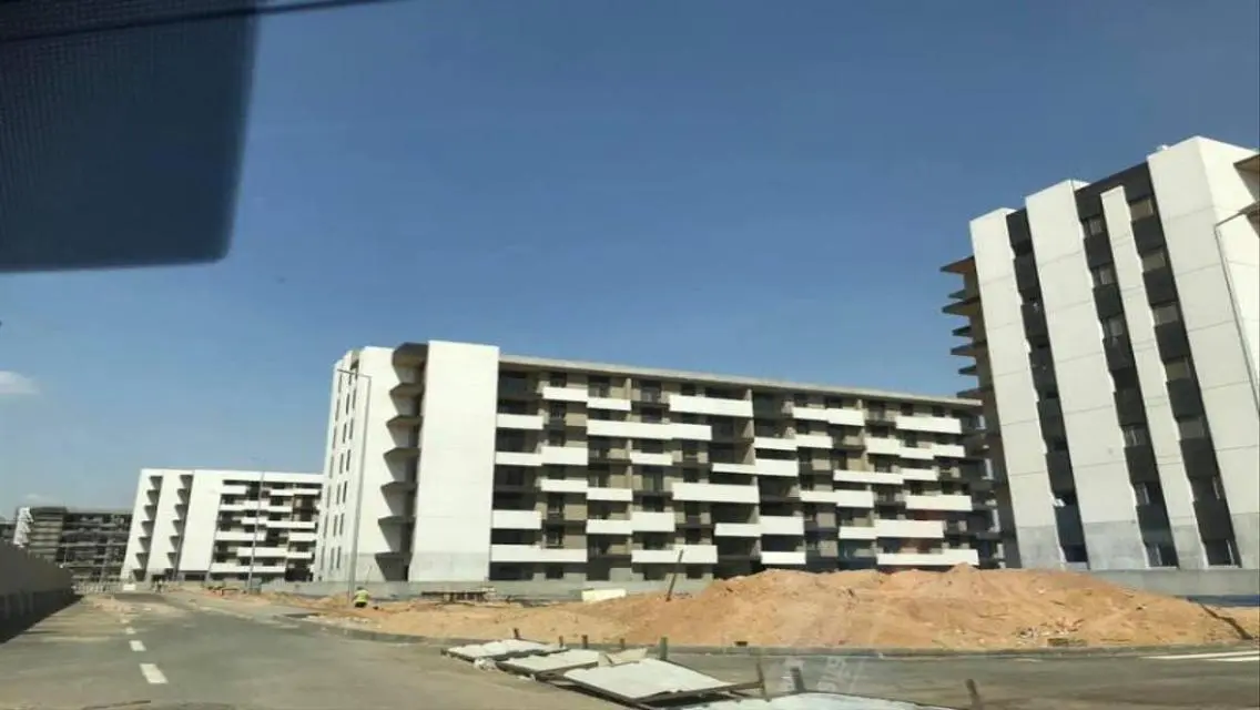 شقة فاخرة للبيع مع شرفة وحارس أمن