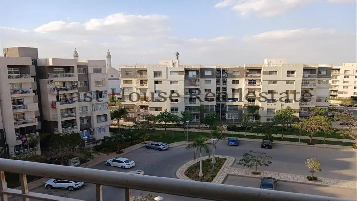 شقة للبيع بمساحة رحبة وإطلالة رائعة