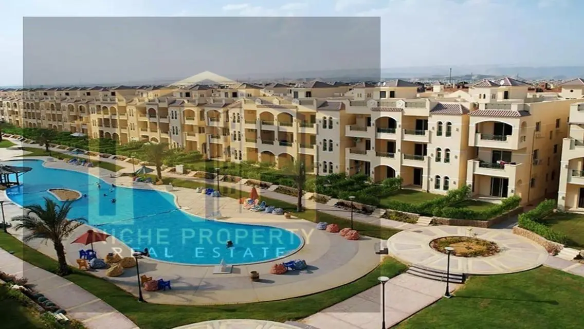 فيلا مميزة تطل على بحيرات في موقع رئيسي