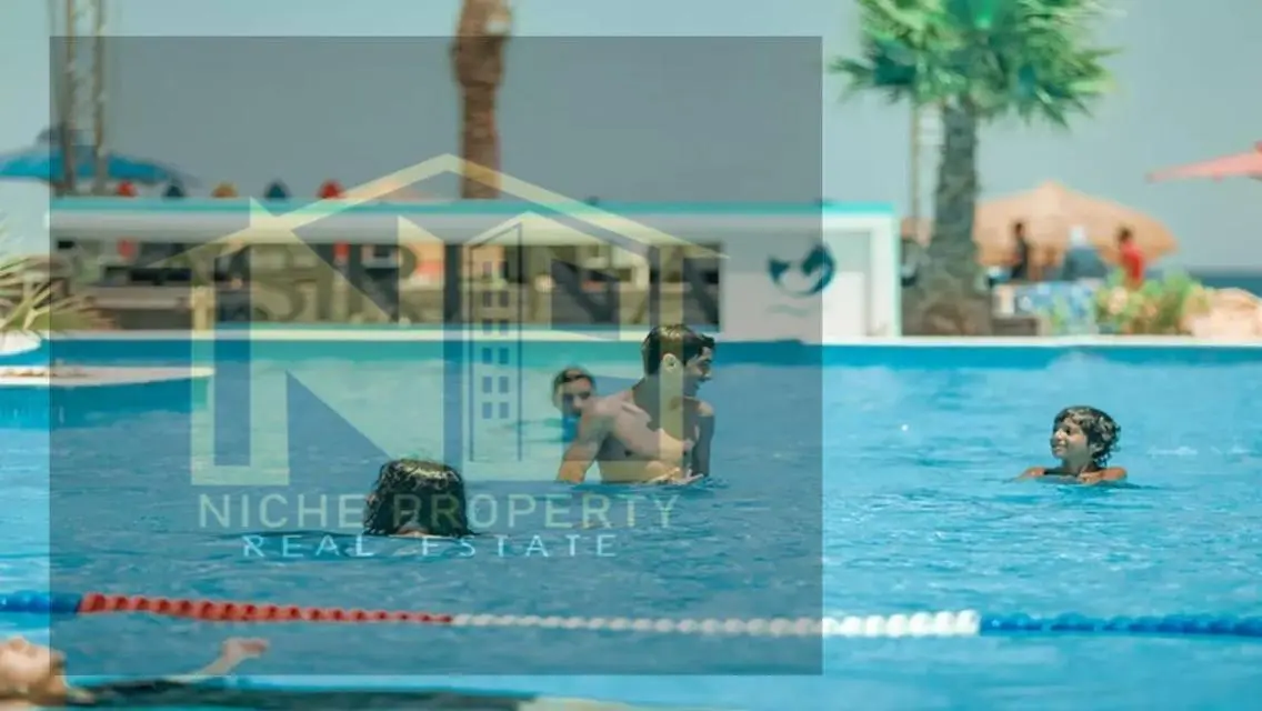 فيلا مميزة تطل على بحيرات في موقع رئيسي