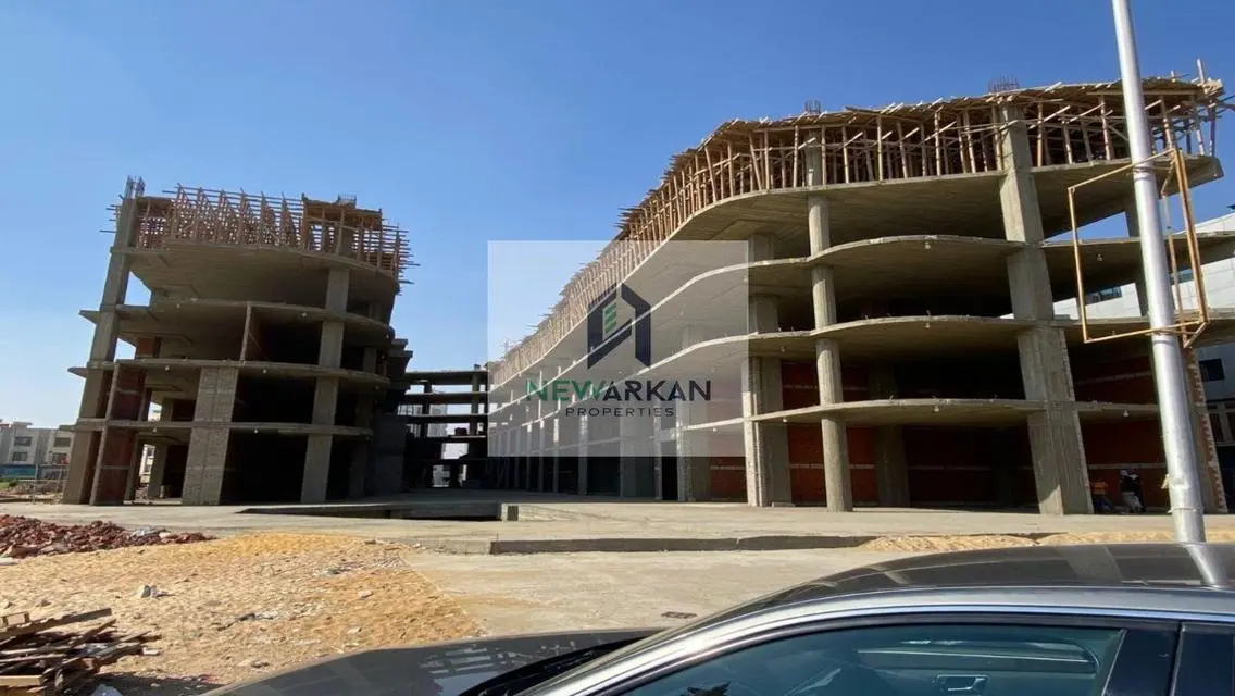 عقار فخم للبيع بمساحة كبيرة في موقع متميز