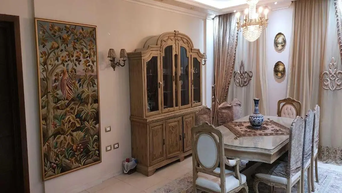 فيلا فاخرة للبيع مع شرفة وحديقة خاصة