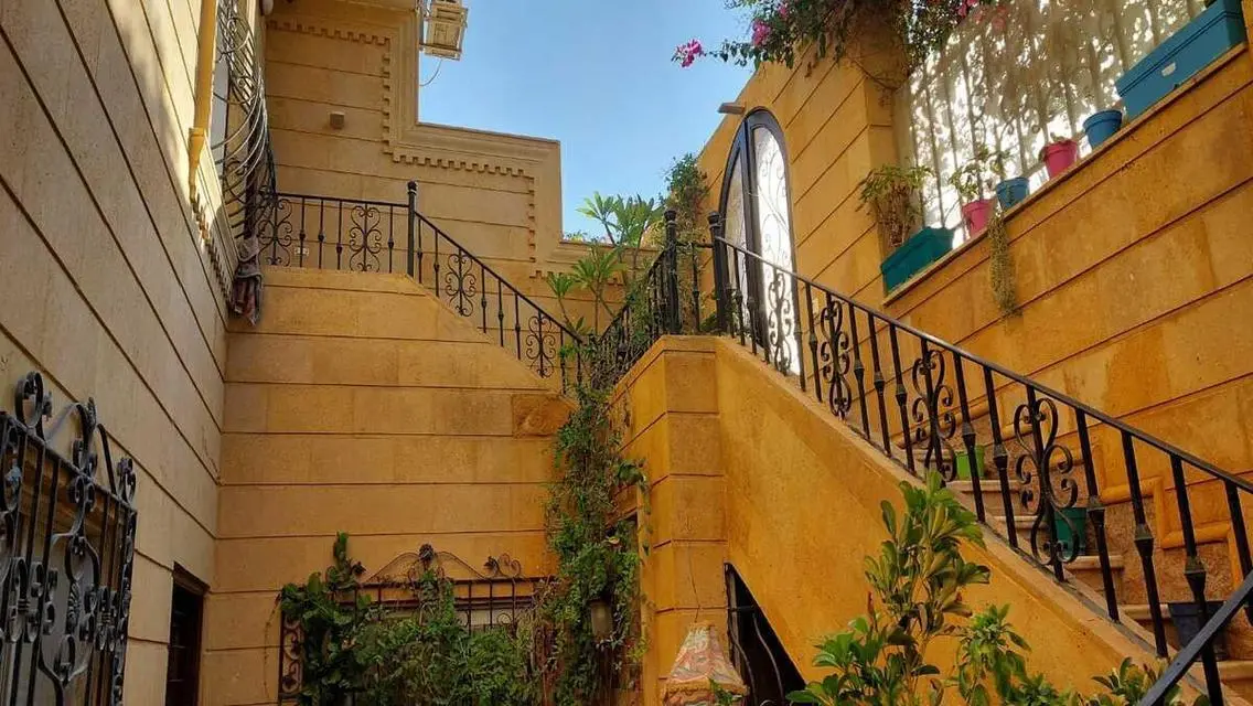فيلا فاخرة للبيع مع شرفة وحديقة خاصة