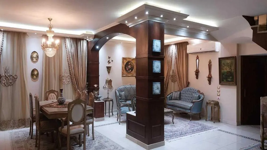 فيلا فاخرة للبيع مع شرفة وحديقة خاصة