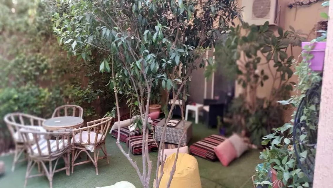 فيلا فاخرة للبيع مع شرفة وحديقة خاصة