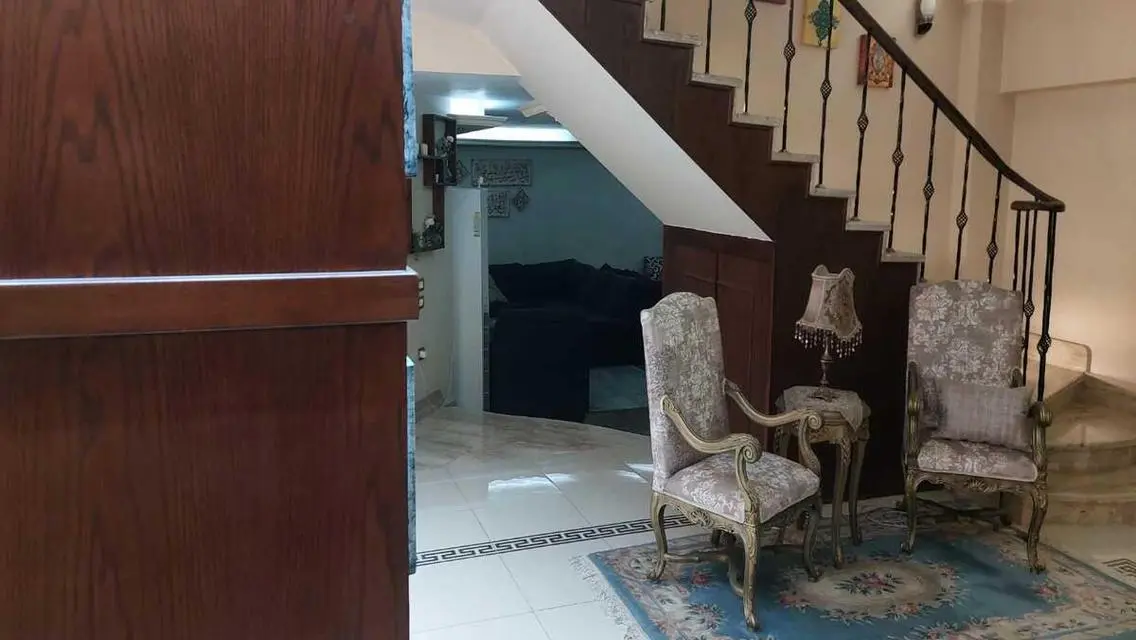 فيلا فاخرة للبيع مع شرفة وحديقة خاصة