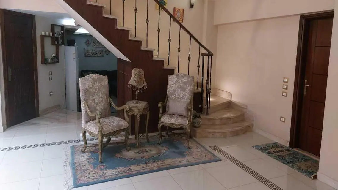 فيلا فاخرة للبيع مع شرفة وحديقة خاصة