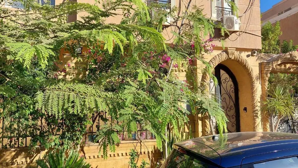 فيلا فاخرة للبيع مع شرفة وحديقة خاصة