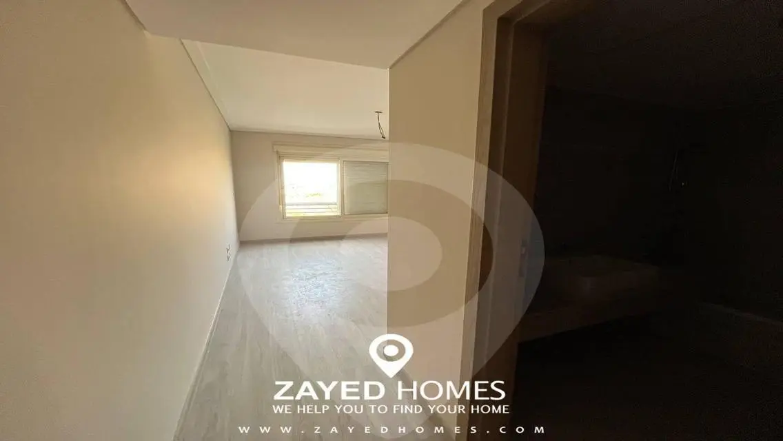 Luxury Apartment Overlooking Lakes - 175 sqm