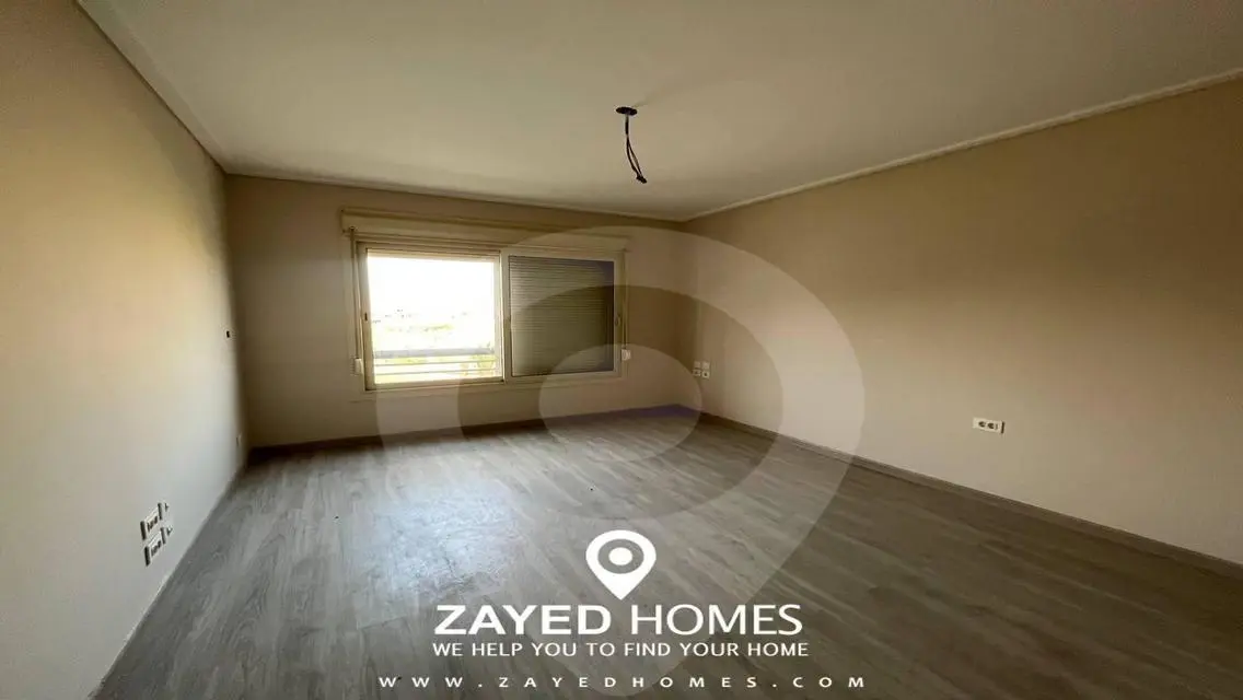 Luxury Apartment Overlooking Lakes - 175 sqm