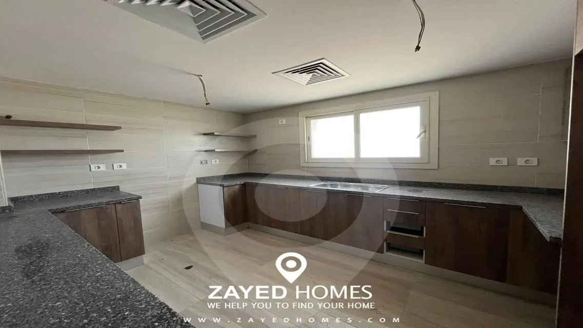 Luxury Apartment Overlooking Lakes - 175 sqm
