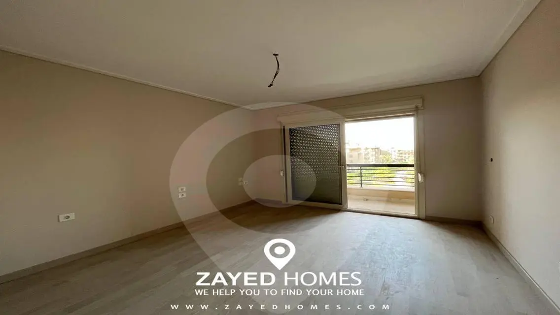 Luxury Apartment Overlooking Lakes - 175 sqm